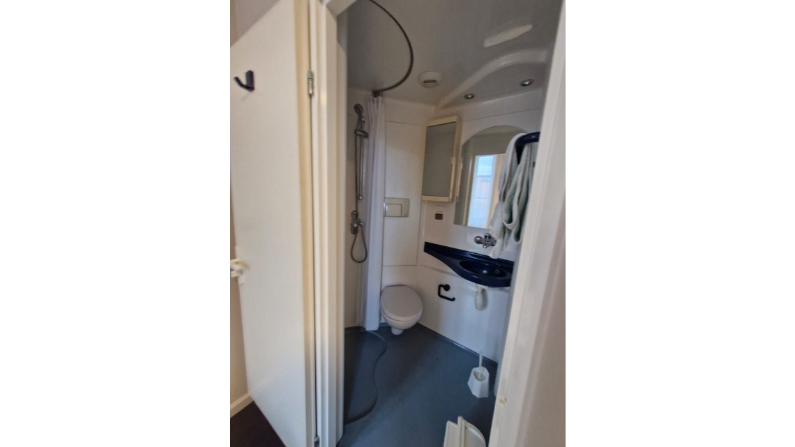 Salle de bain + Toilettes avec rangement et lavabo