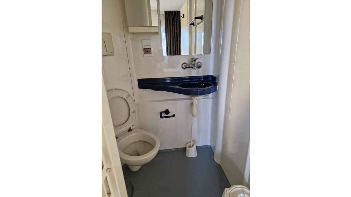 Salle de bain + Toilettes avec rangement et lavabo