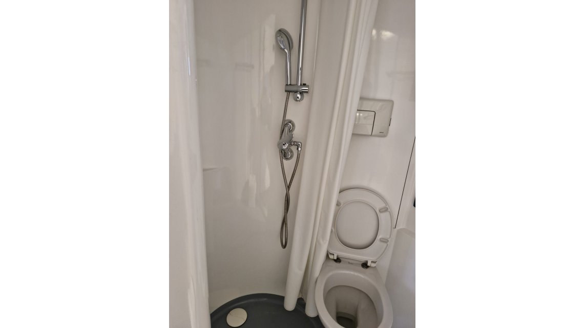 Salle de bain + Toilettes avec rangement et lavabo