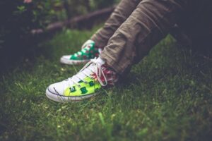 Vue sur des chaussures multicolores dans l'herbe