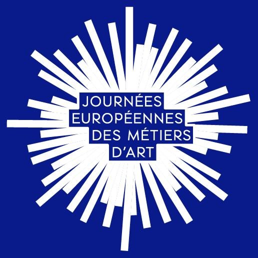 bandes blanches sur fond bleues disposées en forme ronde, comme une étoile. texte blanc sur fond bleu au centre de l'image