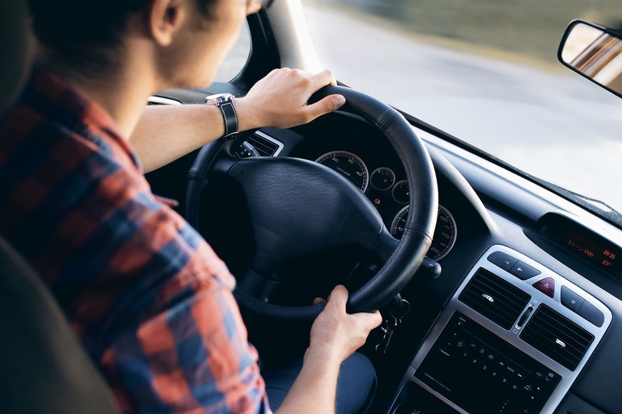 personne au volant d'une voiture