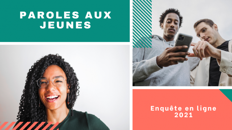 Jeunes qui sourient et regardent un téléphone