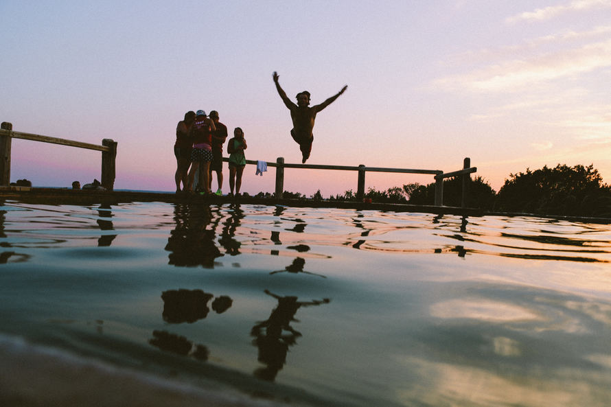 jeune plongeant dans un lac