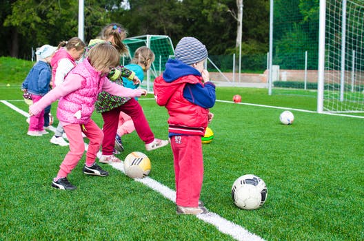 jeunes enfants tirant au but