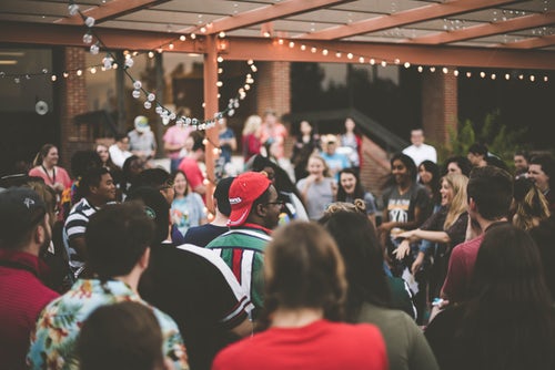 groupe de personnes faisant la fête