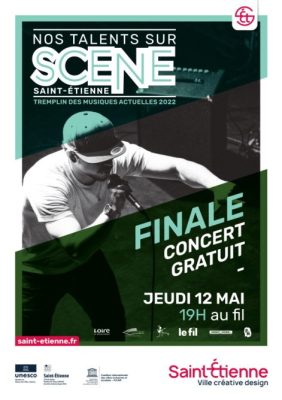 Affiche nos talents sur scène avec un homme à casquette s'exprimant dans un micro