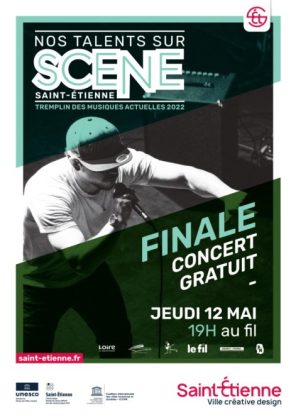 Affiche nos talents sur scène avec un homme à casquette s'exprimant dans un micro
