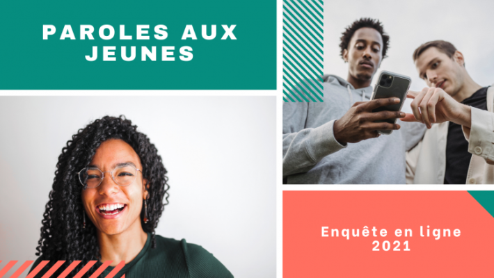 Jeunes qui sourient et regardent un téléphone