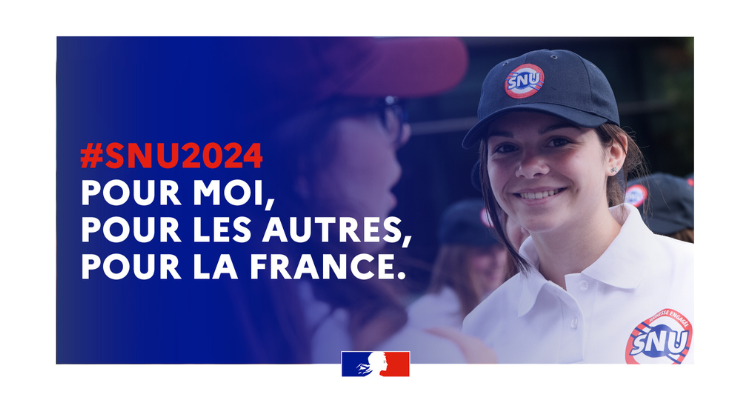 affiche promotionnelle pour le Service National Universel 2024. En arrière-plan, deux jeunes filles en conversation, l'une d'elles portant une casquette marquée "SNU". Elles sont vêtues de blanc avec le logo du SNU sur leur tenue. Le slogan "#SNU2024 POUR MOI, POUR LES AUTRES, POUR LA FRANCE." est inscrit en gros caractères sur un fond bleu marine à droite de l'image. En bas à droite, le drapeau français est visible avec le logo officiel du gouvernement français.