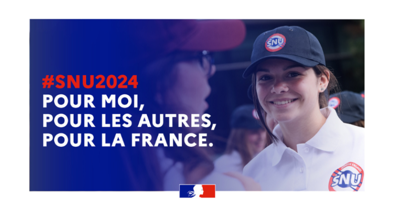 affiche promotionnelle pour le Service National Universel 2024. En arrière-plan, deux jeunes filles en conversation, l'une d'elles portant une casquette marquée "SNU". Elles sont vêtues de blanc avec le logo du SNU sur leur tenue. Le slogan "#SNU2024 POUR MOI, POUR LES AUTRES, POUR LA FRANCE." est inscrit en gros caractères sur un fond bleu marine à droite de l'image. En bas à droite, le drapeau français est visible avec le logo officiel du gouvernement français.