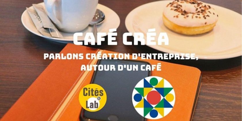 table de petit déjeuner professionnel avec un carnet , un café et une viennoiserie