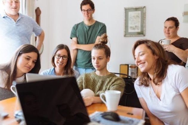 groupe de personnes autour d'un écran d'ordinateur