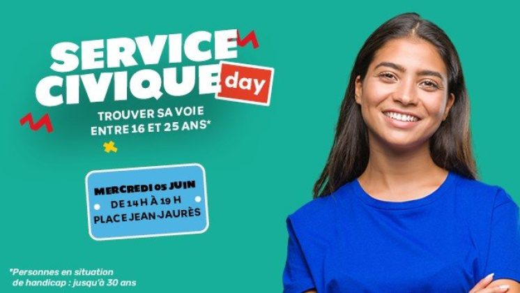 jeune femme brune avec un t-shirt bleu qui pose devant un fond uni vert