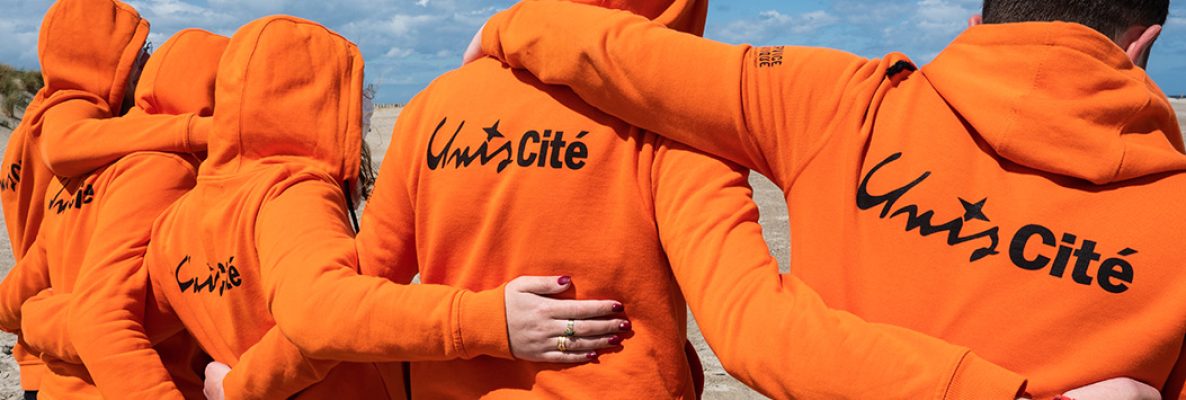 jeunes portant un sweatshirt orange unis-cité vus de dos